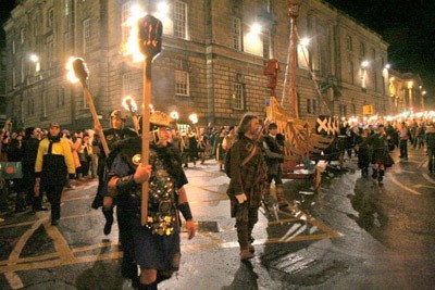 Lễ hội cầu lửa Hogmanay Le hoi cau lua Hogmanay