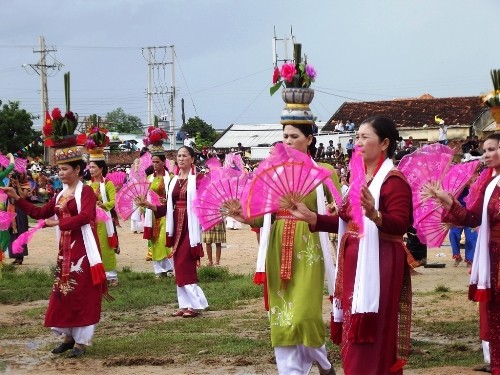 Múa đội kết hợp với múa quạt Mua doi ket hop voi mua quat