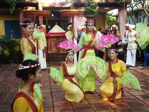 Múa rước kiệu xiêm y Mua ruoc kieu xiem y
