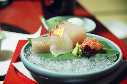 Nhung mieng  sashimi duoc xep kheo leo