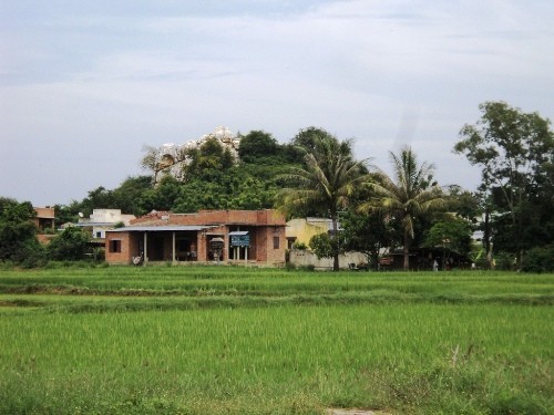 Nui Da Trang gan voi truyen thuyet Cham