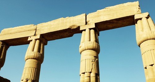 Cột trụ trong đền thờ của kinh thành Thebes Cot tru trong den tho cua kinh thanh Thebes