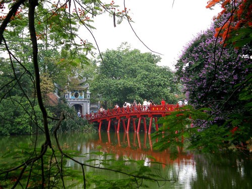 Du lich cau The Huc o Ha Noi