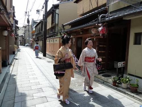 Geisha tấp nập đi lại trên phố Geisha tap nap di lai tren pho