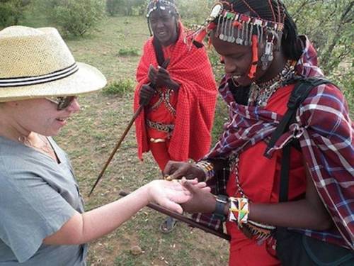 Khách du lịch gặp gỡ người Maasai Khach du lich gap go nguoi Maasai