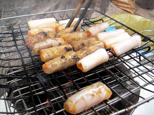 Chả tôm nướng trên bếp than hoa Cha tom nuong tren bep than
