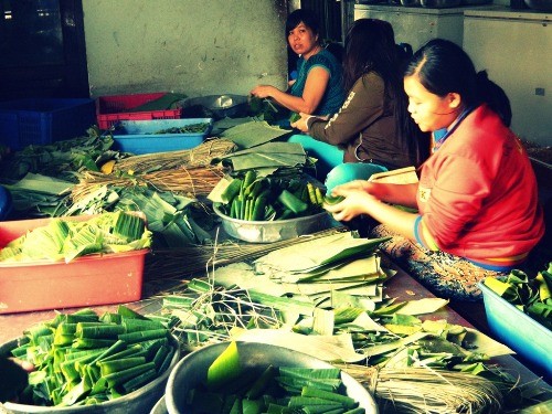 Chuẩn bị gói nem chua Chuan bi goi nem chua