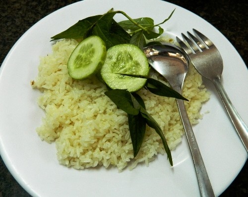 Cơm gà ăn với rau răm Com ga an voi rau ram