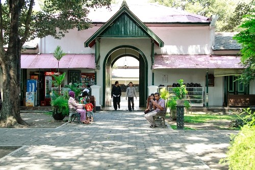 Cổng ra vào cung điện Cong ra vao cung dien