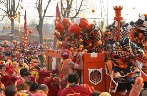 Du lịch tham gia lễ hội ném cam Du lich tham gia le hoi nem cam