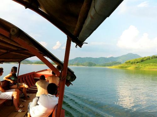 Du thuyền trên Hồ Thác Bà Du thuyen tren ho Thac Ba
