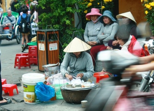 Hàng ăn ở ngã tư phố cổ Hang an o nga tu pho co