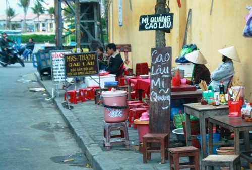 Một hàng ăn vỉa hè phố cổ Mot hang an via he pho co