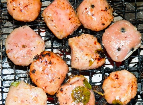 Nem nướng rất được ưa chuộng Nem nuong rat duoc ua chuong