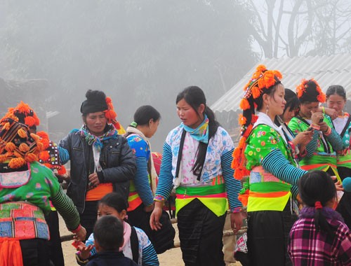 Những cô gái Mông xem hội Nhung co gai Mong xem hoi