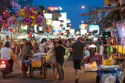Pho Khaosan cang soi dong ve khuya