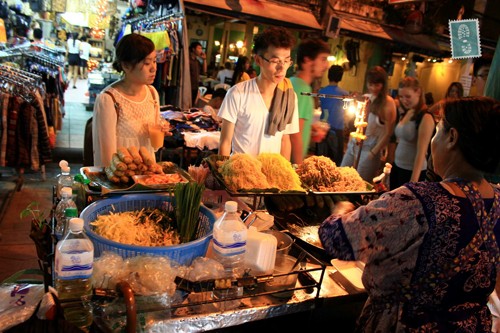Quay hang ban Pat Thai