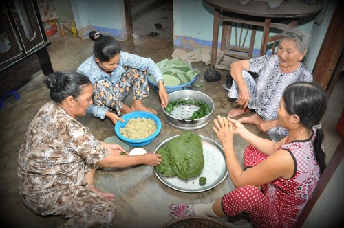 Quây quần cùng làm bánh ít lá gai Quay quan cung lam banh