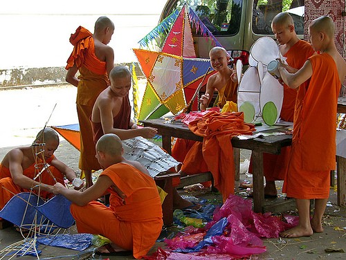 Chuẩn bị trang hoàng cho các ngôi chùa Chuan bi trang hoang cho cac ngoi chua