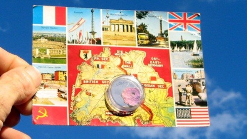 Tấm thiệp có mảnh tường Berlin Tam buu thiep co mang tuong Berlin - Du lịch Nam Phuong