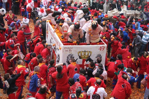 Tham gia lễ hội Battaglia delle Arance Du lịch tham gia le hoi Battaglia delle Arance