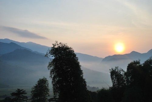 Bình minh ẩn hiện trong sương mờ Binh minh an hien trong suong mu