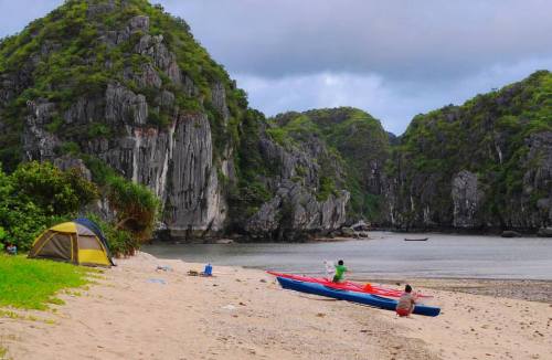 Cheo thuyen trong vinh Lan Ha
