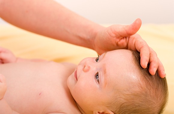 Cử chị vuốt ve đầu Cu chi vuot ve dau