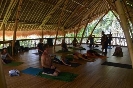 Tập yoga gần bờ biển Tap yoga gan bo bien