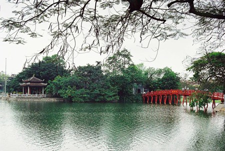 Tham quan cầu Thê Húc Tham quan cau The Huc