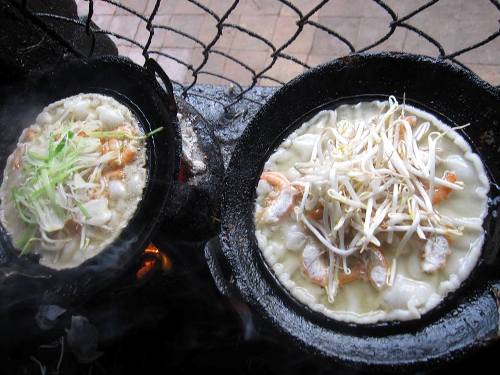 Chien banh xeo tren chao gang