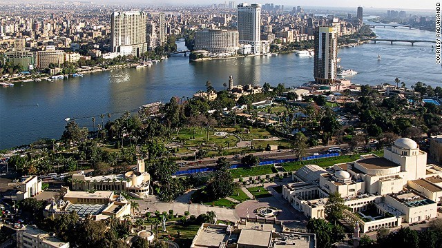 Du khach quan sat thanh pho tu thap Cairo