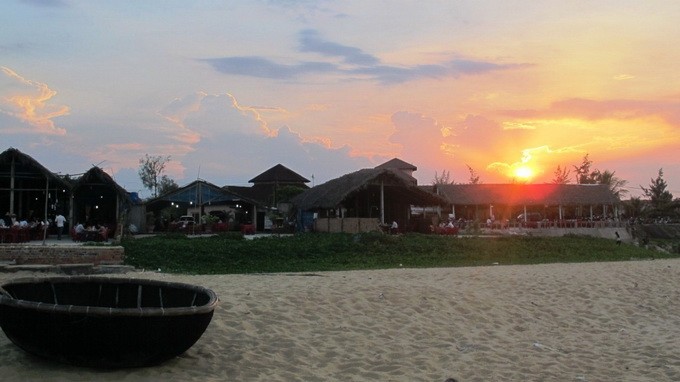 Bai Rang trong anh mat troi hoang hon