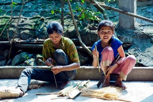 Phu nu va tre em ban Muong