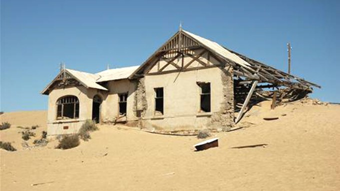 Mot can nha con sot lai o  Kolmanskop