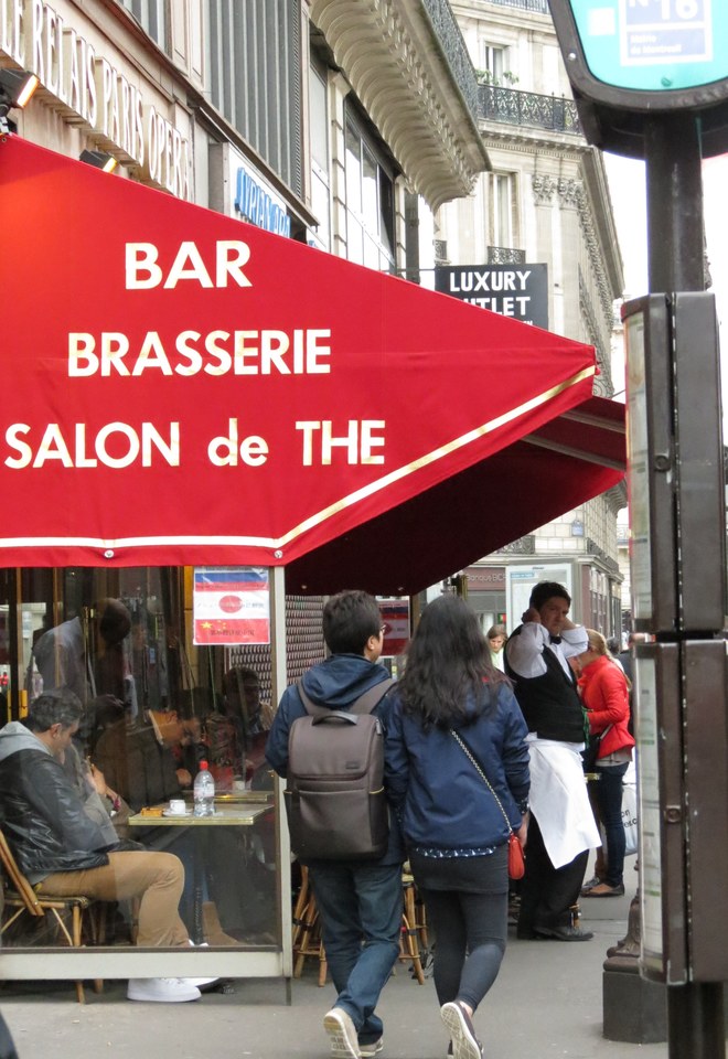 Quan bar va phong tra o Paris
