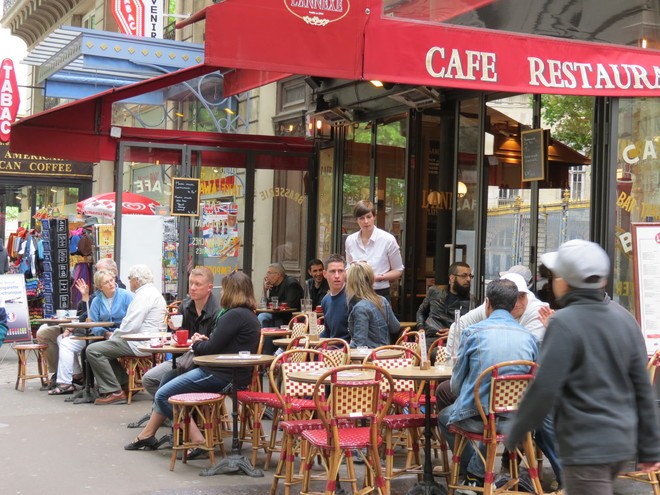 Thưởng thức cà phê tại một quán nhỏ trên đường phố Paris là trải nghiệm không thể bỏ qua