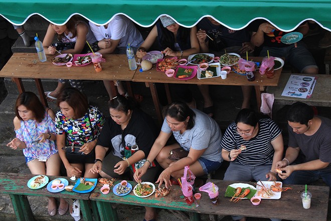 Buon ban tren cho noi Amphawa