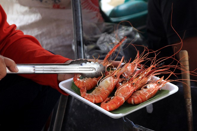 Du khach den cho noi Amphawa