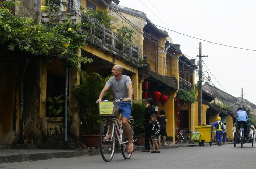 Đạp xe vừa giúp bạn khám phá vẻ đẹp của điểm đến, vừa tiết kiệm chi phí đi lại. Ảnh:Nam Chấy.