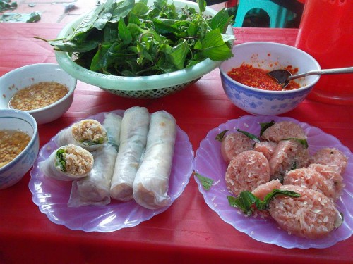 Thay bằng ăn tại khách sạn, nhà hàng sang trọng, bạn hãy trải nghiệm nhiều hơn ở các quán ăn ven đường. Ảnh: Lê Thương.